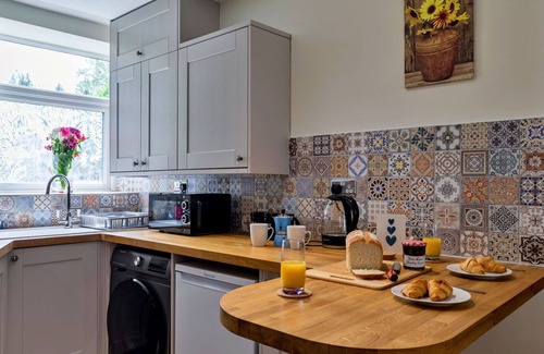 New Mills Haus | Schönes Ferienhaus für 2 Gäste mit W-LAN, Haustiere erlaubt und Parkplatz