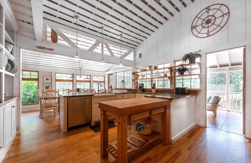 Watch Hill Haus | Schöne Watch Hill 4BR / 3BA mit Backyard Deck & Pool nur wenige Schritte vom Strand entfernt