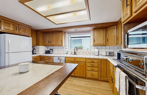 Tahoe Keys Haus | Beautiful water view home with access to bikes & kayaks - in a great location