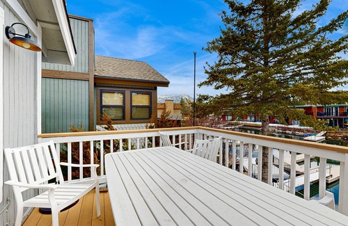 Tahoe Keys Haus | Beautiful water view home with access to bikes & kayaks - in a great location