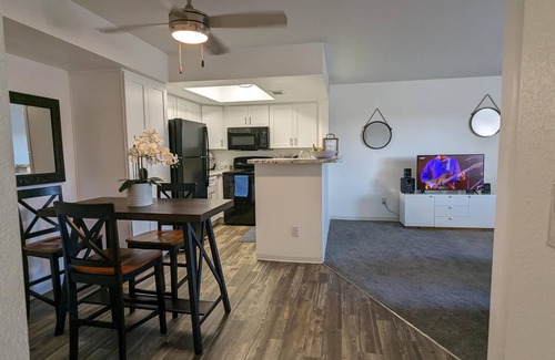 North Mountain Eigentumswohnung | Beautifully furnished two bedroom condo with New interior & Fun Amenities