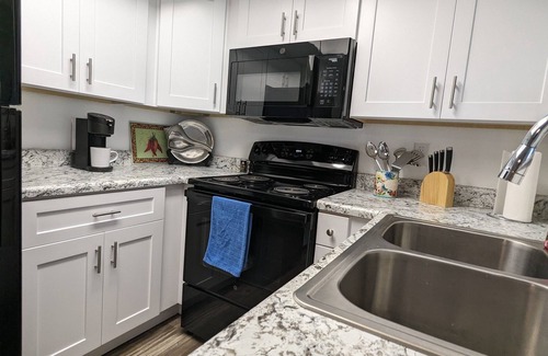 North Mountain Eigentumswohnung | Beautifully furnished two bedroom condo with New interior & Fun Amenities