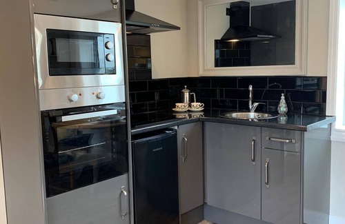 Huxley Haus | Beautifully presented spacious detached countryside studio and garden