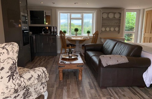 Huxley Haus | Beautifully presented spacious detached countryside studio and garden