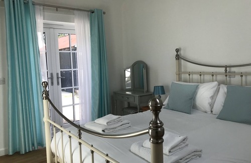 Wareham Haus | Beautifully renovated cottage in a secluded location