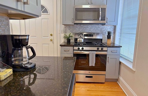 Wrigleyville Wohnung | Beautifully Set Up 2BR Space