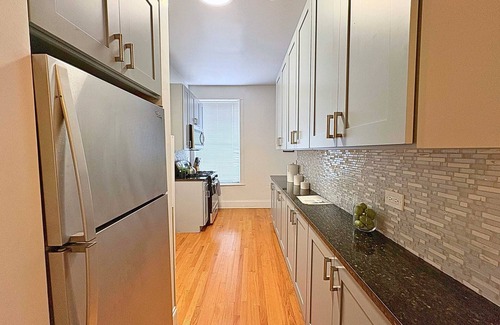 Wrigleyville Wohnung | Beautifully Set Up 2BR Space
