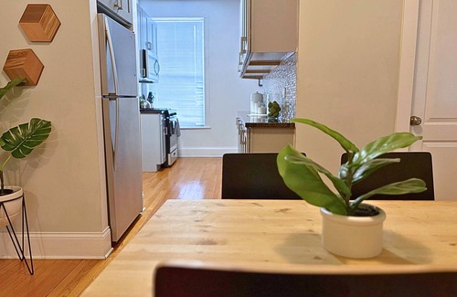 Wrigleyville Wohnung | Beautifully Set Up 2BR Space