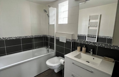 Chelles Haus | Bedroom with bathroom and garden in Maison Meulière