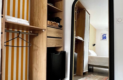 Chelles Haus | Bedroom with bathroom and garden in Maison Meulière