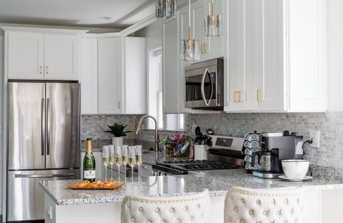 Chicago Haus | Bee's Knees - Ritzy, 1924 Hollywoodesque Bungalow