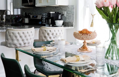 Chicago Haus | Bee's Knees - Ritzy, 1924 Hollywoodesque Bungalow