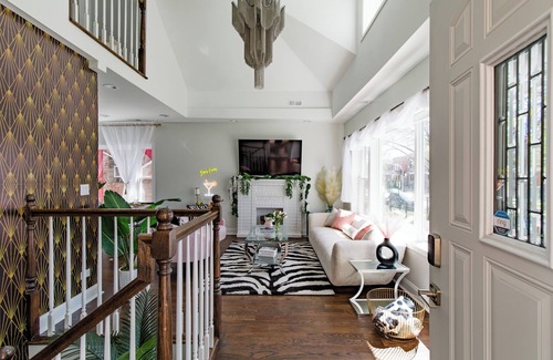 Chicago Haus | Bee's Knees - Ritzy, 1924 Hollywoodesque Bungalow