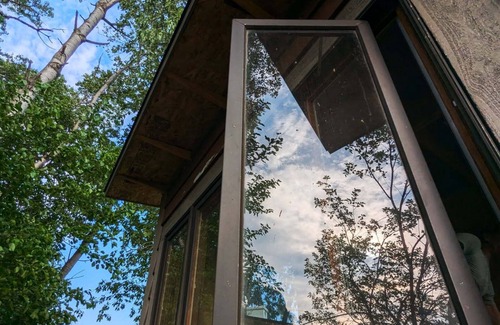 Rodney Kabine | Beehive air therapy cabin with 2 bee beds for a unique, multi-sensory experience