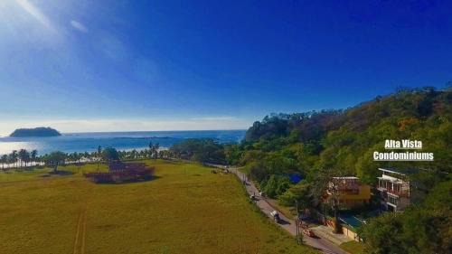Samara Haus | Begonia Luxury Beach & Ocean Views, Steps To Sand