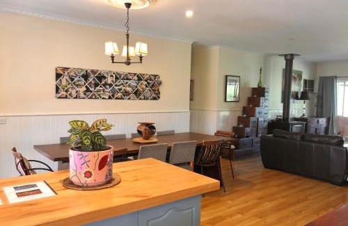 Bonnie Doon Haus | Belkampar Retreat - Authentic Farm Style Home - Perfect For Families and Large Groups!