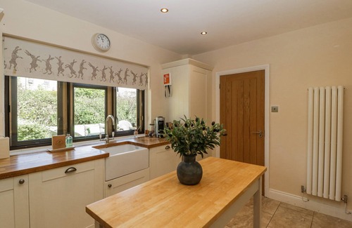 Stow-on-the-Wold Haus | BELL GARDEN, pet friendly, with open fire in Stow-On-The-Wold