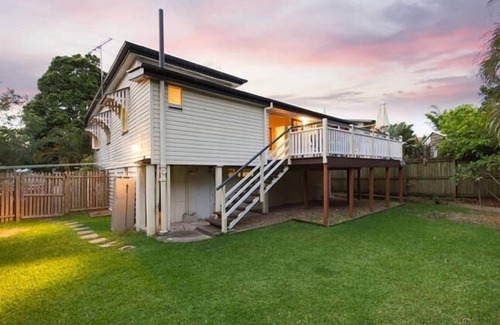 Bulimba Haus | Familienfreundlich / Free Wifi / 3Brm + Studienecke / 1. 5 Bad / Klimaanlage / HaustiereOk / Deck
