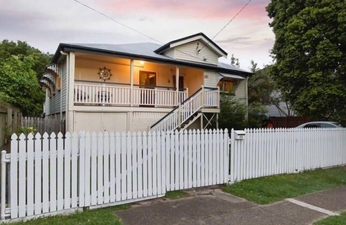 Bulimba Haus | Familienfreundlich / Free Wifi / 3Brm + Studienecke / 1. 5 Bad / Klimaanlage / HaustiereOk / Deck