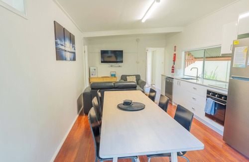 Amity Point Kabine | Belles on Ballow - Wombat Lodge