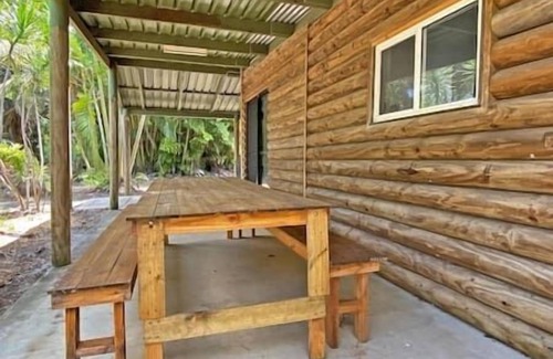 Amity Point Kabine | Belles on Ballow - Wombat Lodge