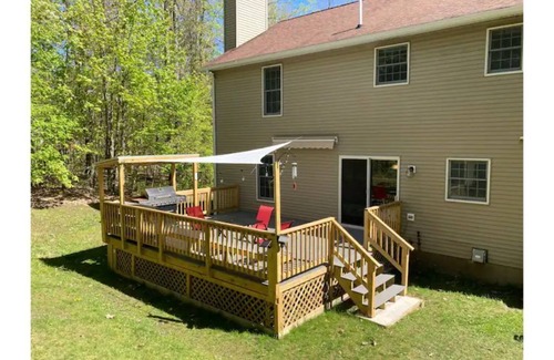 North Adams Haus | Berkshires Retreat! in the woods, yet in town!