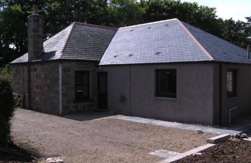 Peterhead Haus | Berryhill Cottage - 3 bedroom 2 bathroom self-catering - sleeps 6 - Private off-road parking - Yard & Shed - Suit Contractors - Peterhead 1 mile - Newly Refurbished - Underfloor Heating - Drying Room - Golf Driving Range - Cafe - Extensive Footpaths