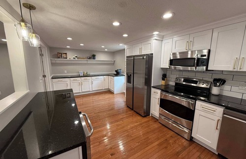 Roselawn Finance Haus | Best in show. Pool. Bar. Pool Table. Basketball.