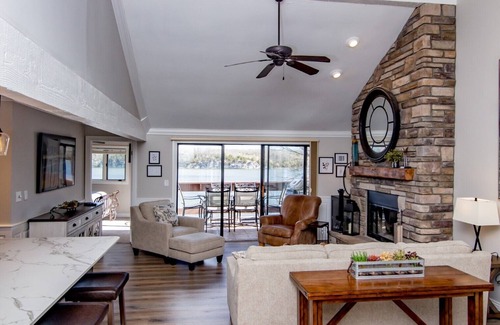 Osage Beach Eigentumswohnung | Beste Hauptkanalansicht!3Br / 3Bath Knolls Eigentumswohnung w / FREE Beleg. Innen- und Außenpool