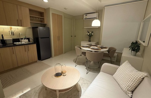 Salcedo Village Eigentumswohnung | Best Value-Beautiful 1BR in the Heart of Makati w WiFi, washer-dryer, pool & gym