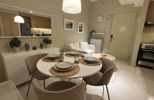 Salcedo Village Eigentumswohnung | Best Value-Beautiful 1BR in the Heart of Makati w WiFi, washer-dryer, pool & gym