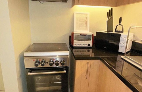 Salcedo Village Eigentumswohnung | Best Value-Beautiful 1BR in the Heart of Makati w WiFi, washer-dryer, pool & gym