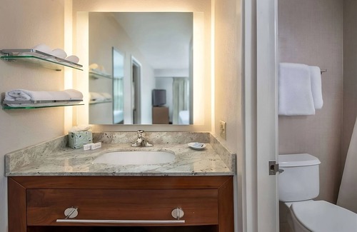 Linthicum Heights Hotel | Best Value, Quality Stay! Free Breakfast, w/ Pool, Near M&T Bank Stadium!