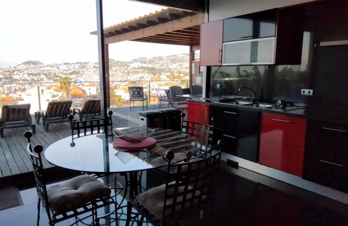 Santa Maria Maior Villa | Beste Aussicht auf Funchal. Luxus-3-Bett-Villa mit beheiztem Pool. In der Nähe von Stadtzentrum entfernt.