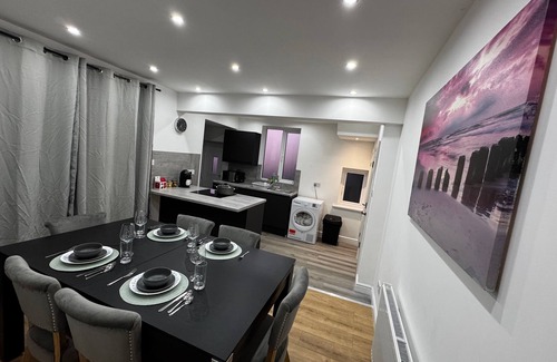 Salford Haus | BetaHouse -3BR -Pool Table -Free Parking -Spacious
