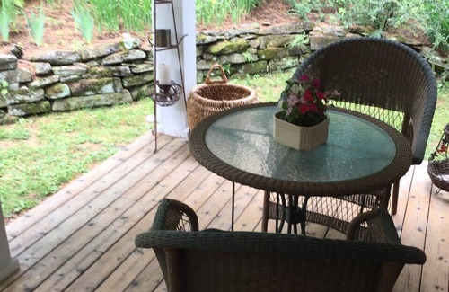 Winthrop Wohnung | Better than a Hotel or Motel room. This lakefront studio is in a great location.