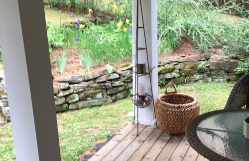 Winthrop Wohnung | Better than a Hotel or Motel room. This lakefront studio is in a great location.