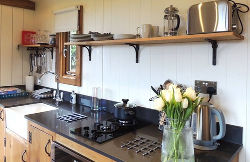 Lydney Kabine | Betty Shepherd's Hut - sleeps 2 guests in 1 bedroom