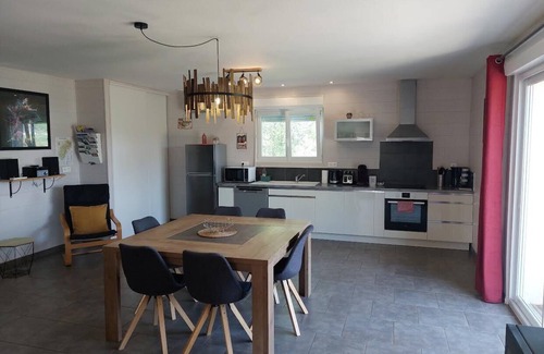 Baresia-sur-l'Ain Haus | BETWEEN LAKES AND MOUNTAINS - DETACHED HOUSE AIR-CONDITIONED 3-BEDROOM WITH ENCLOSED GROUNDS