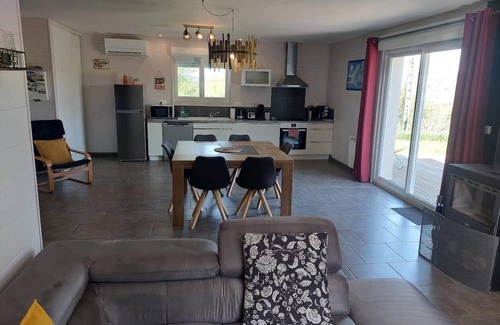 Baresia-sur-l'Ain Haus | BETWEEN LAKES AND MOUNTAINS - DETACHED HOUSE AIR-CONDITIONED 3-BEDROOM WITH ENCLOSED GROUNDS