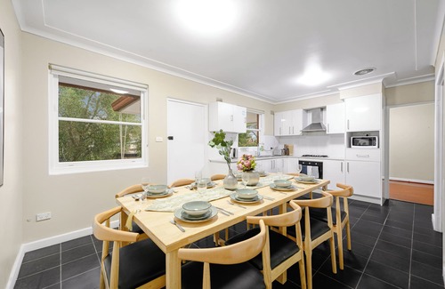 Bexley Hotel | Bexley 5Br near Train & Shpping with pool 10ppl