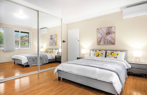 Bexley Hotel | Bexley 5Br near Train & Shpping with pool 10ppl
