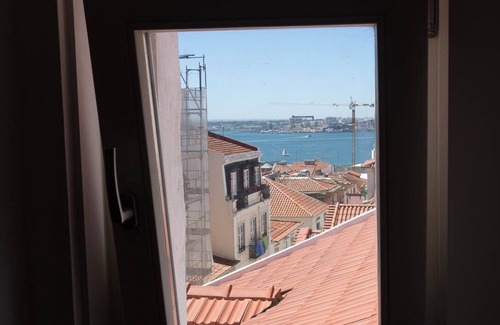 Misericordia Wohnung | Bica Mansarde im historischen Teil des Bezirks São Paulo mit Blick auf den Tejo