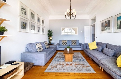 Principe Real Wohnung | CENTRAL 8 ROOMS, 27 GUESTS, With Terrace