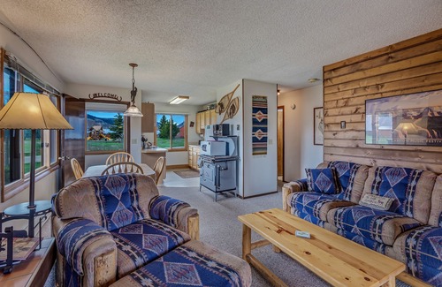 Clark Kabine | On the Elk River and has a spectacular view of Mt. Zirkel