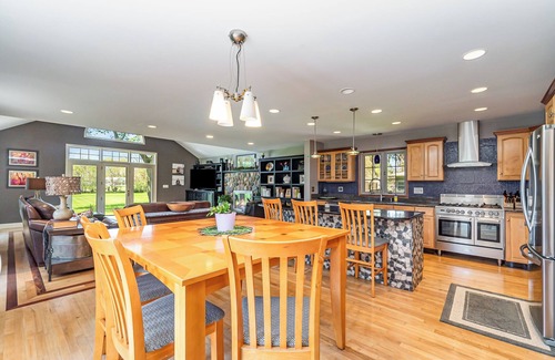 Saginaw Haus | Big House with game room, ideal for gathering, centrally located, large yard