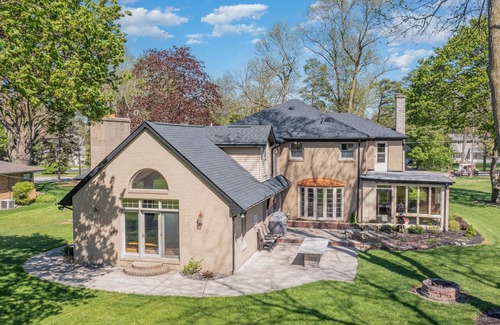 Saginaw Haus | Big House with game room, ideal for gathering, centrally located, large yard