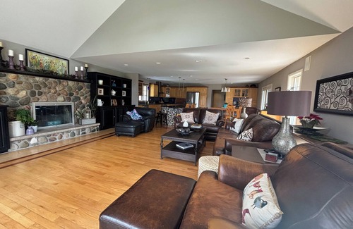 Saginaw Haus | Big House with game room, ideal for gathering, centrally located, large yard