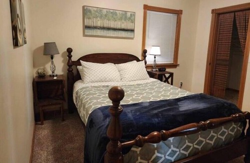 Mayfield Haus | Big Private House by the Lakes whole house