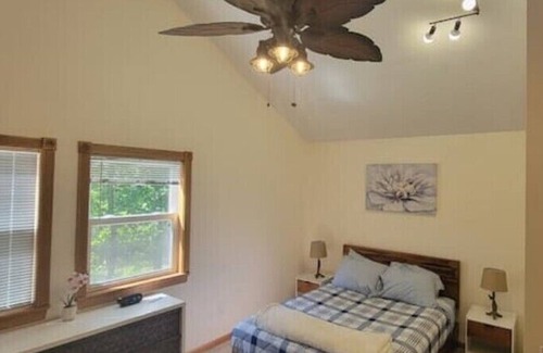 Mayfield Haus | Big Private House by the Lakes whole house